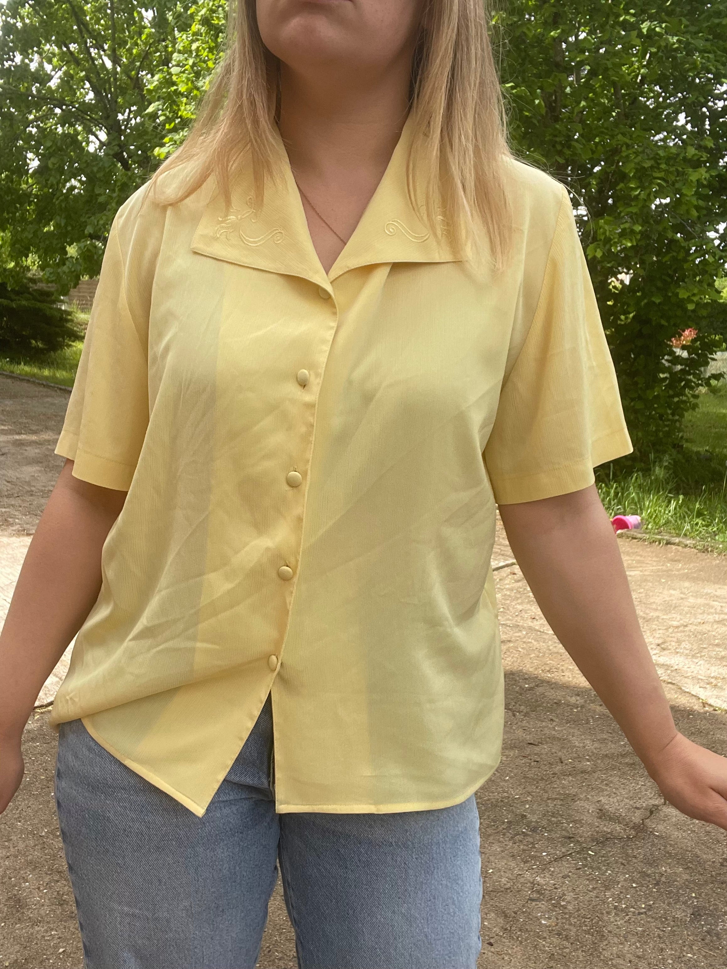 Chemise vintage jaune pastel brodée 40