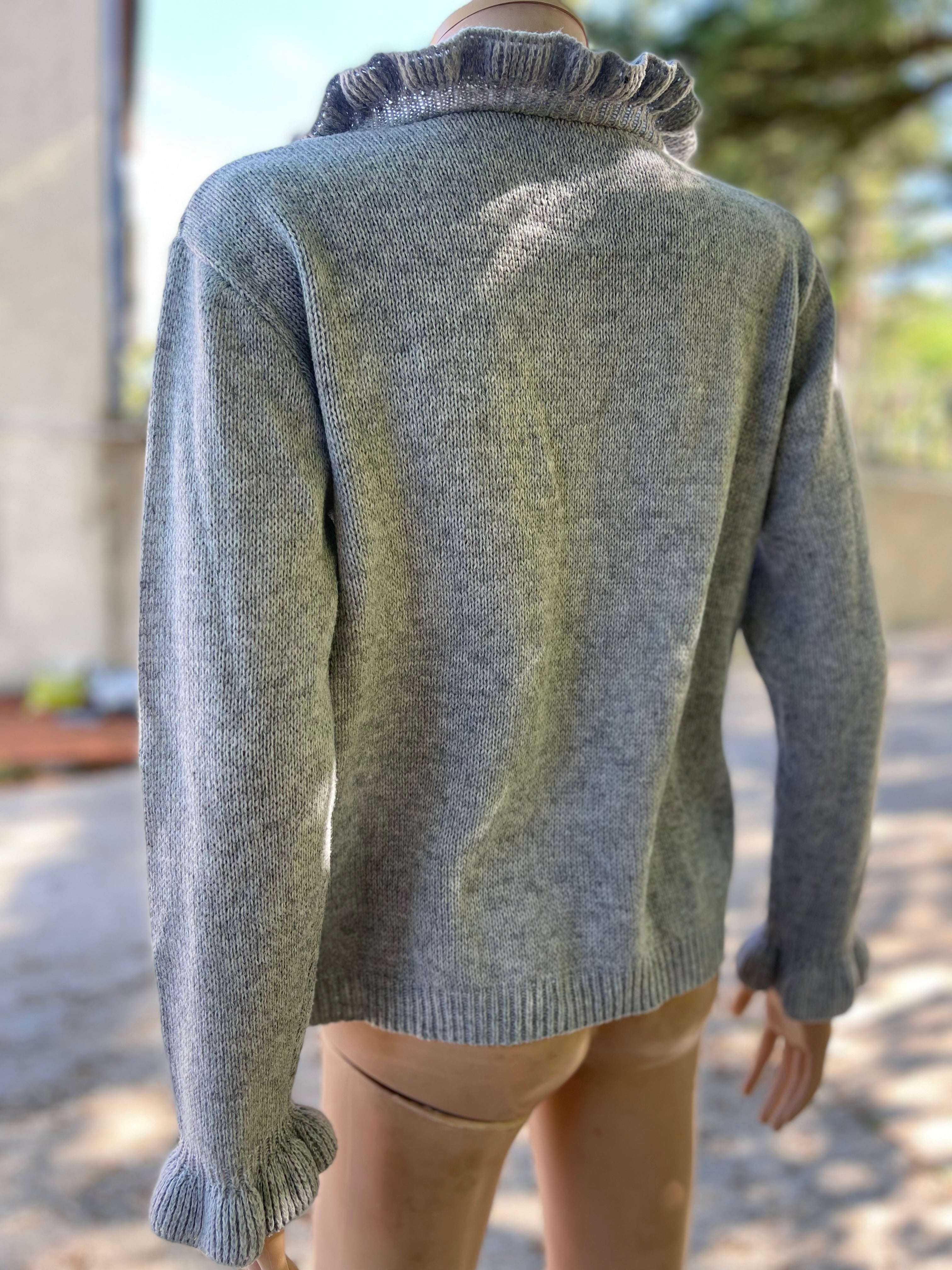 Pull gris clair à volants et boutons perles – Taille 36/38