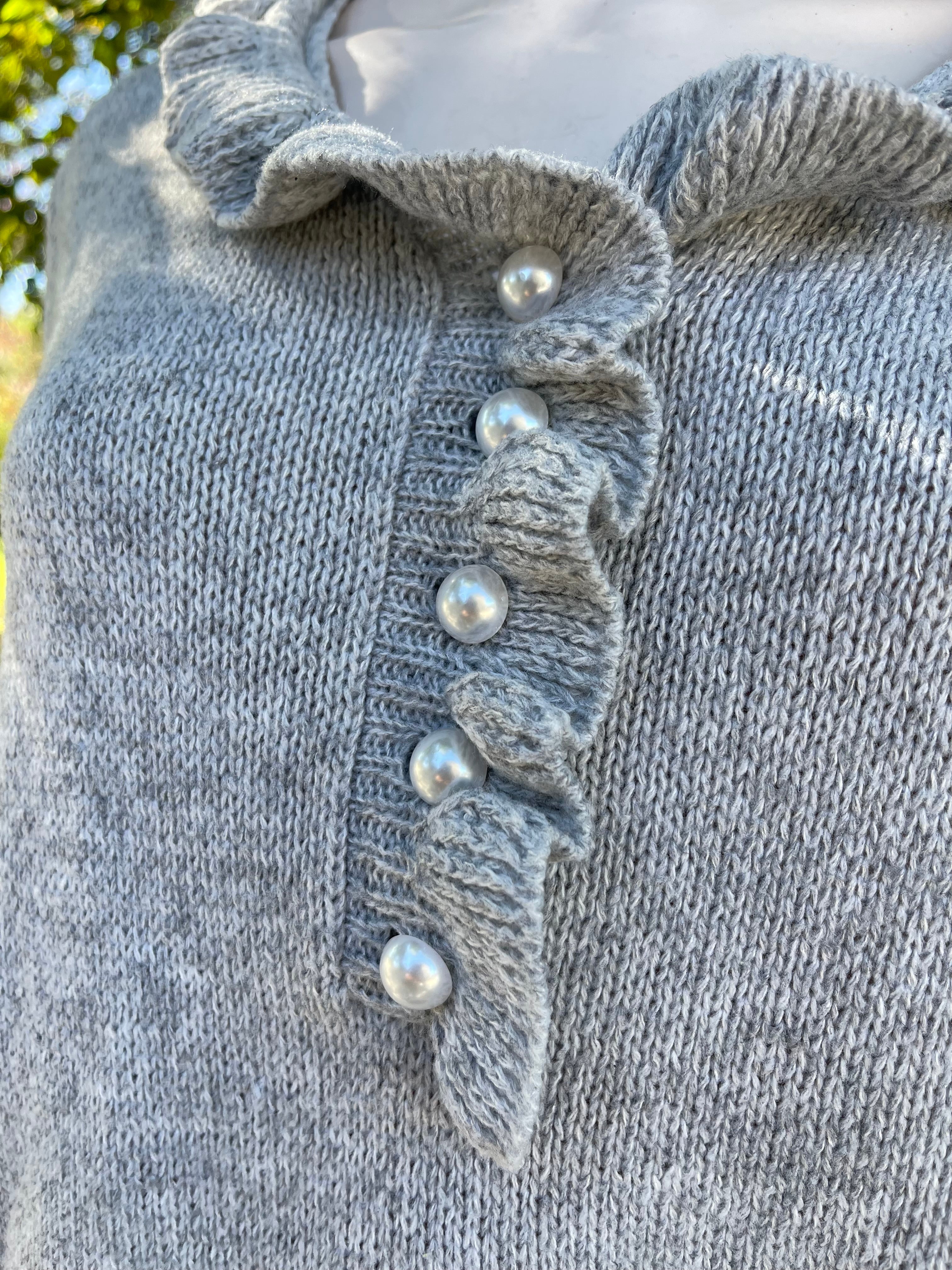 Pull gris clair à volants et boutons perles – Taille 36/38