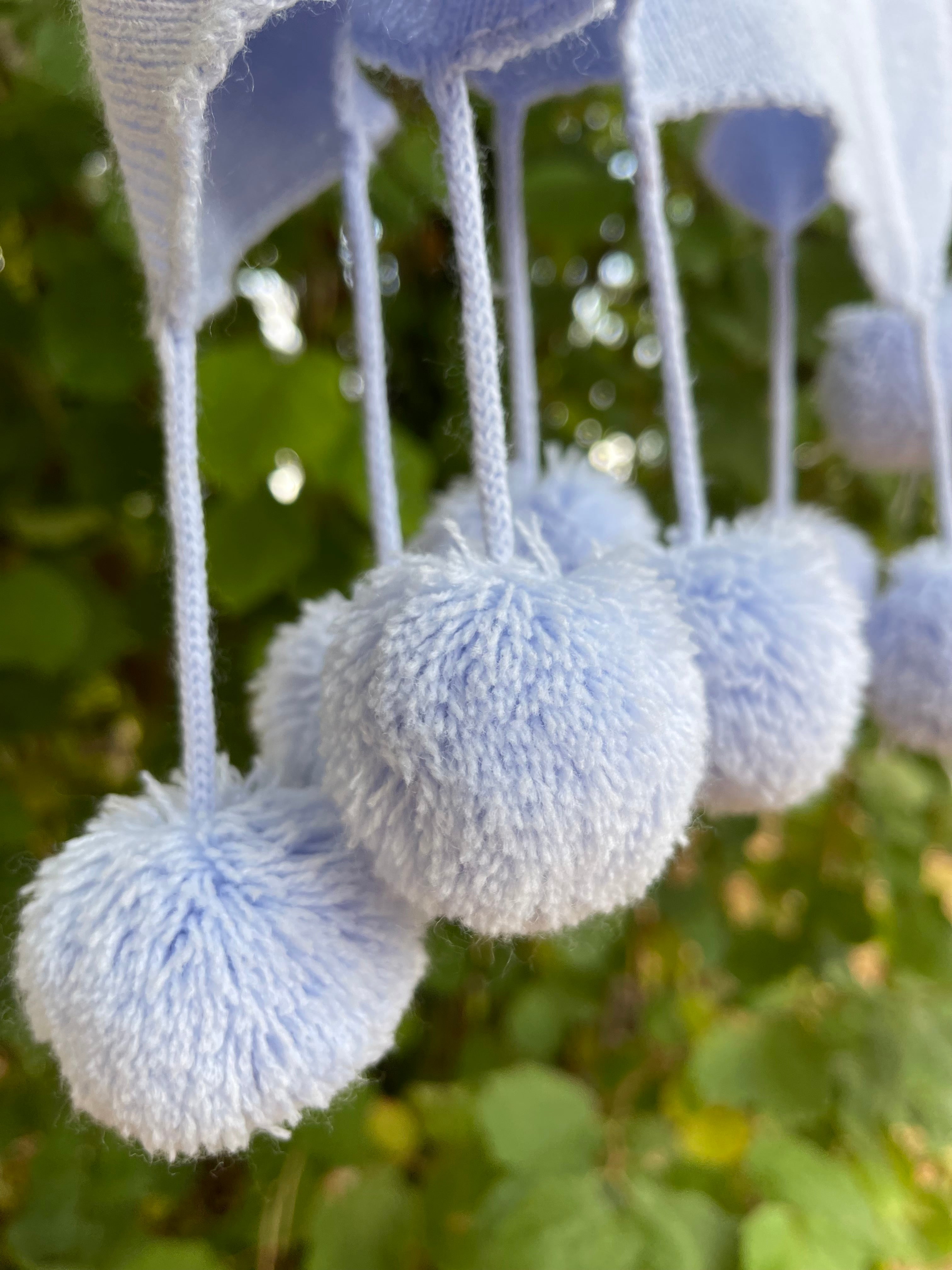 Cape poncho pompons bleu 3/6 ans