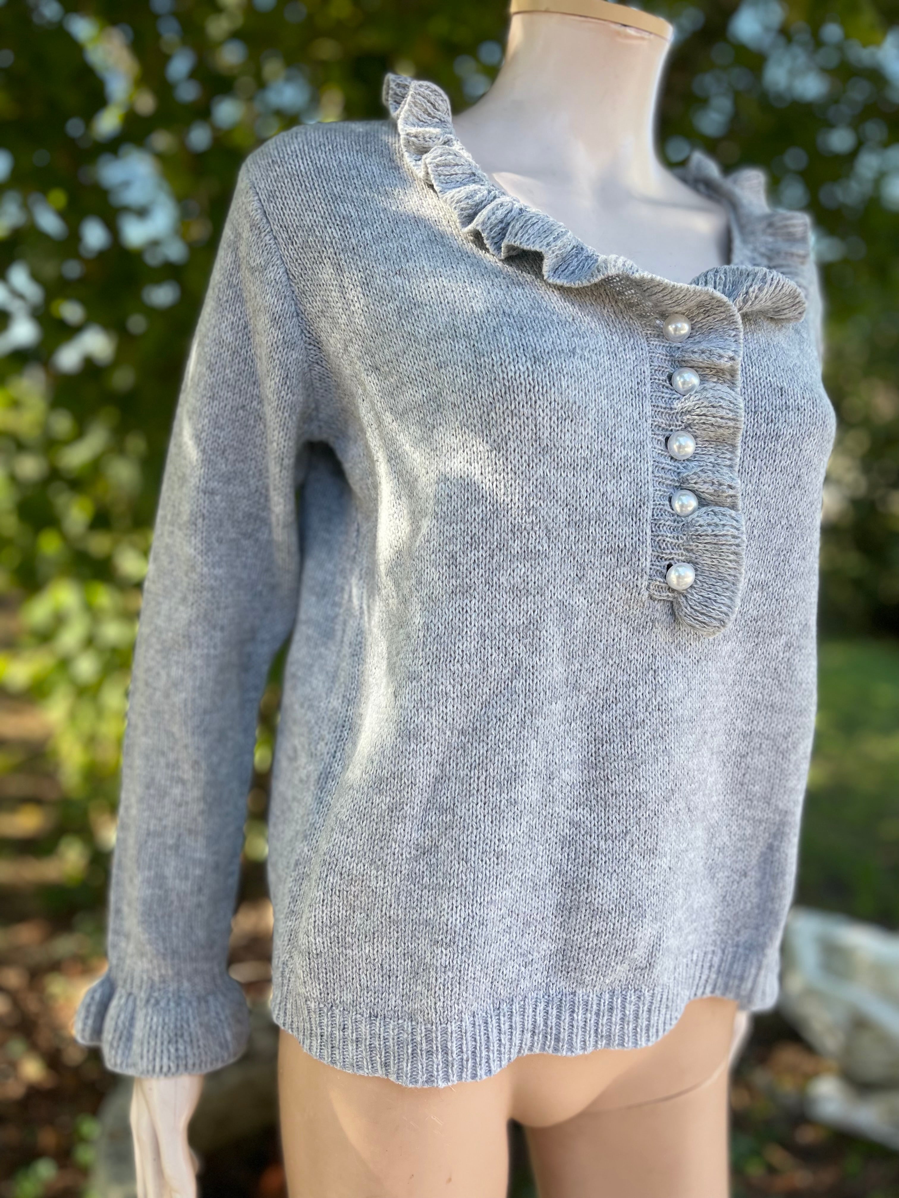 Pull gris clair à volants et boutons perles – Taille 36/38