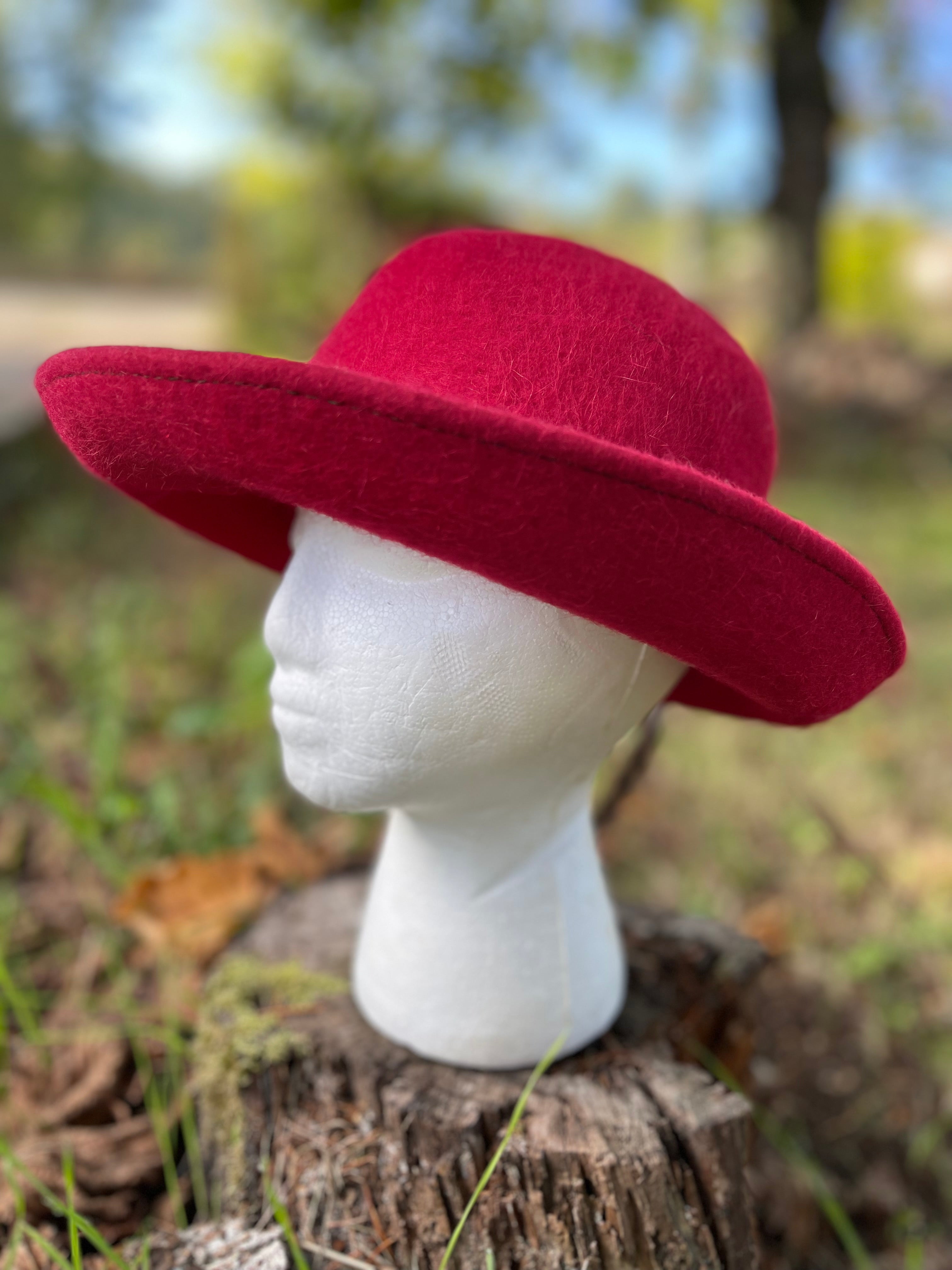 Chapeau tyrolien rouge vintage en laine feutrée