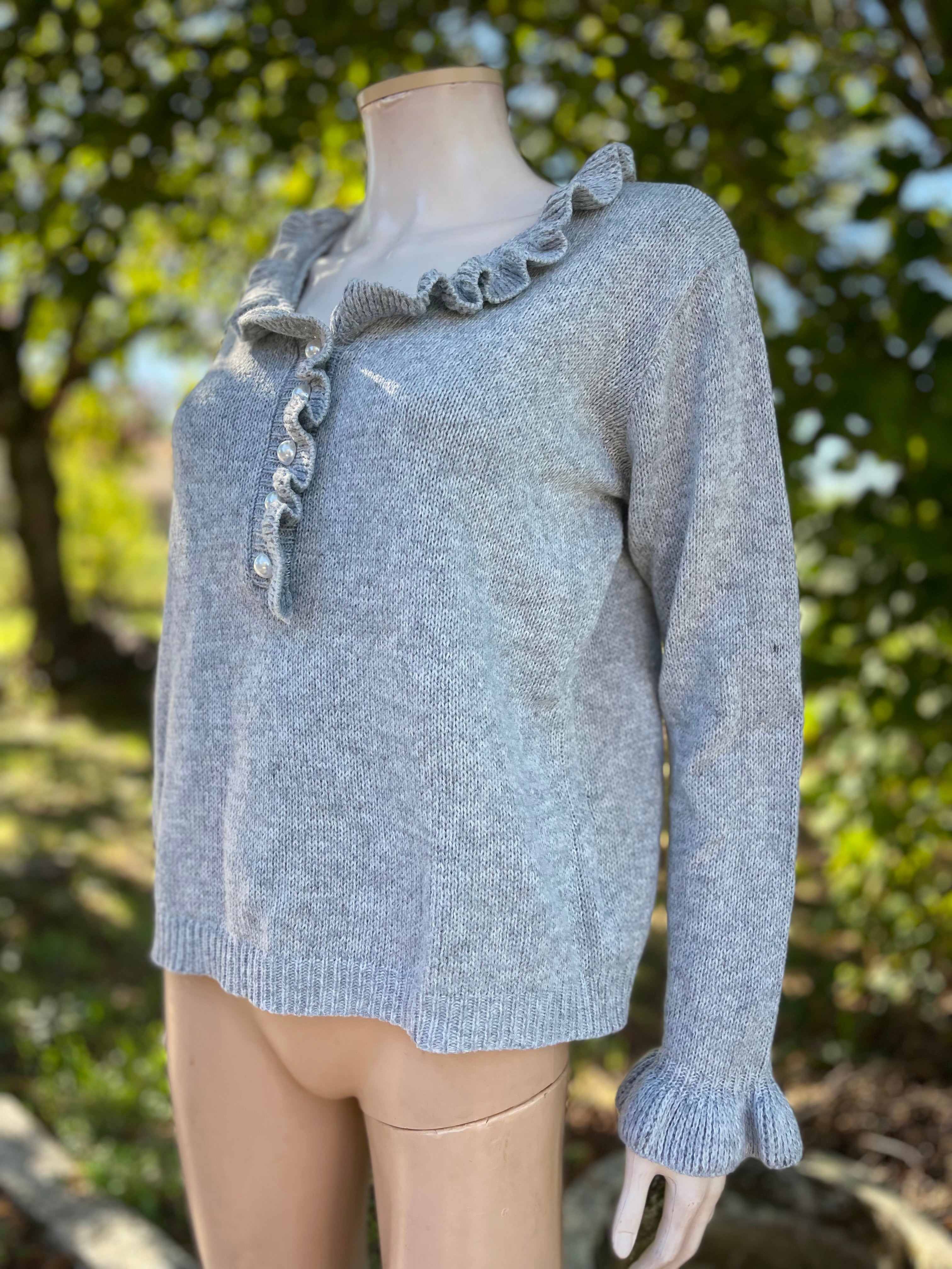 Pull gris clair à volants et boutons perles – Taille 36/38