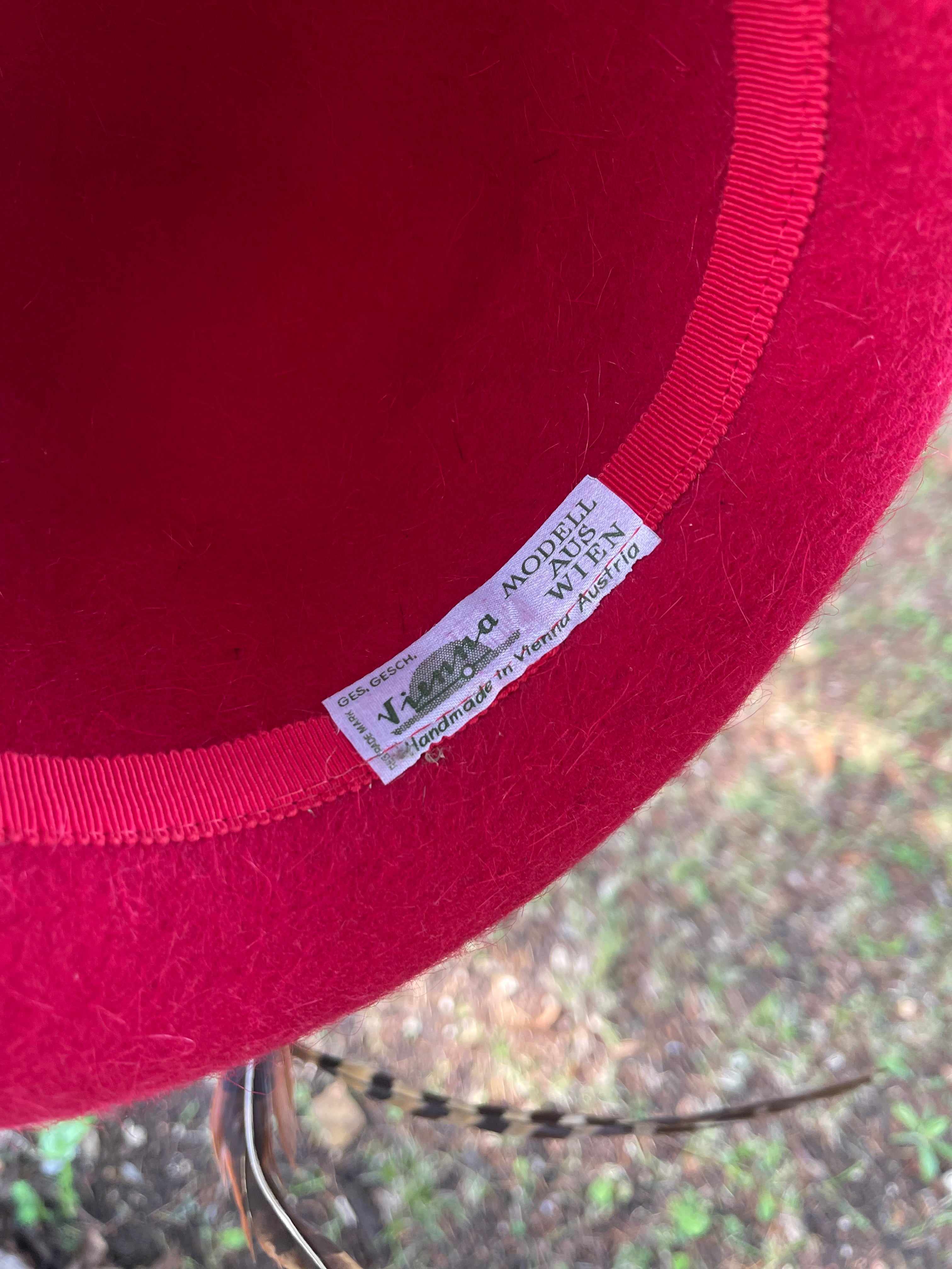 Chapeau tyrolien rouge vintage en laine feutrée