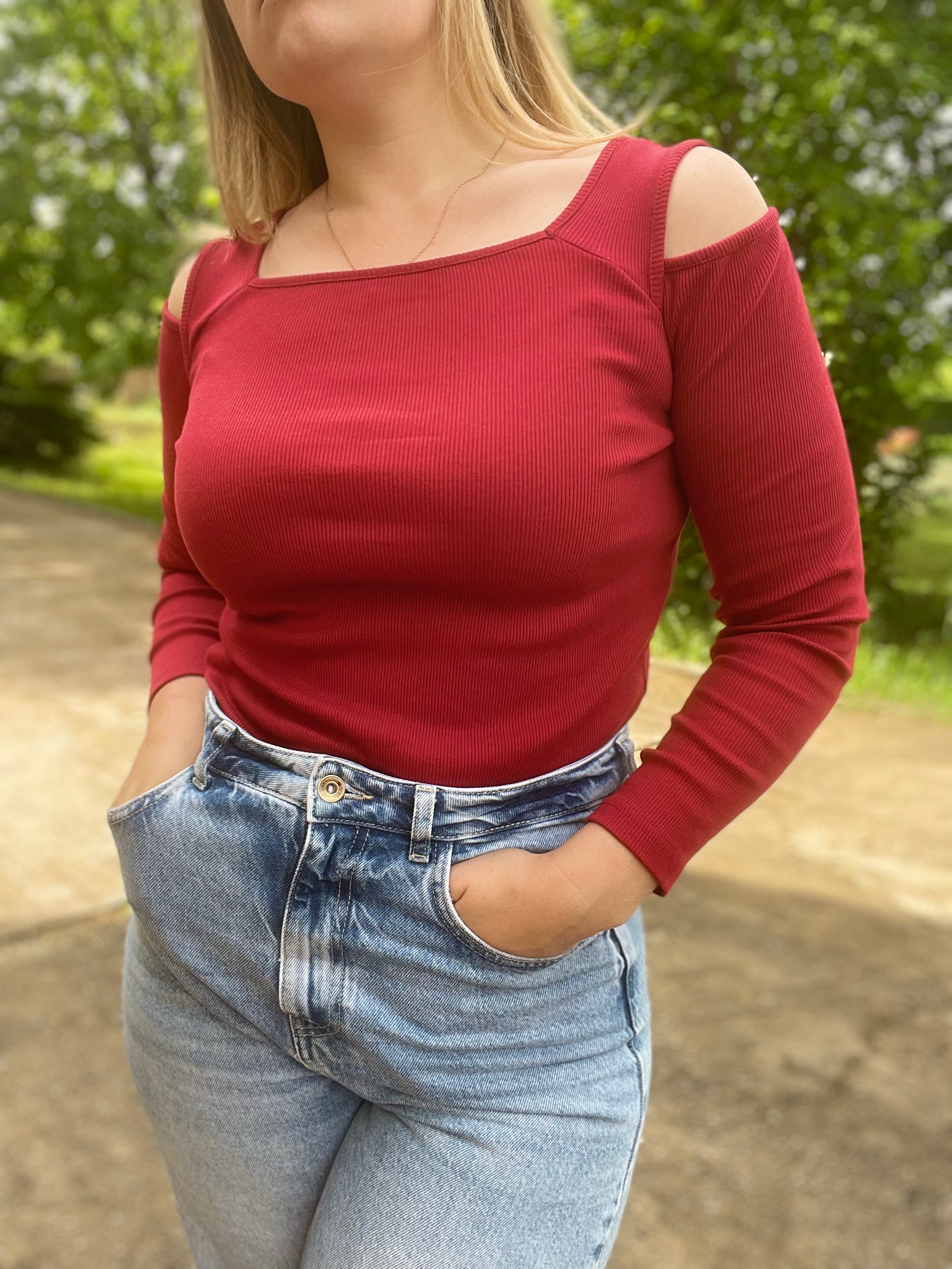 Top rouge épaules dénudées