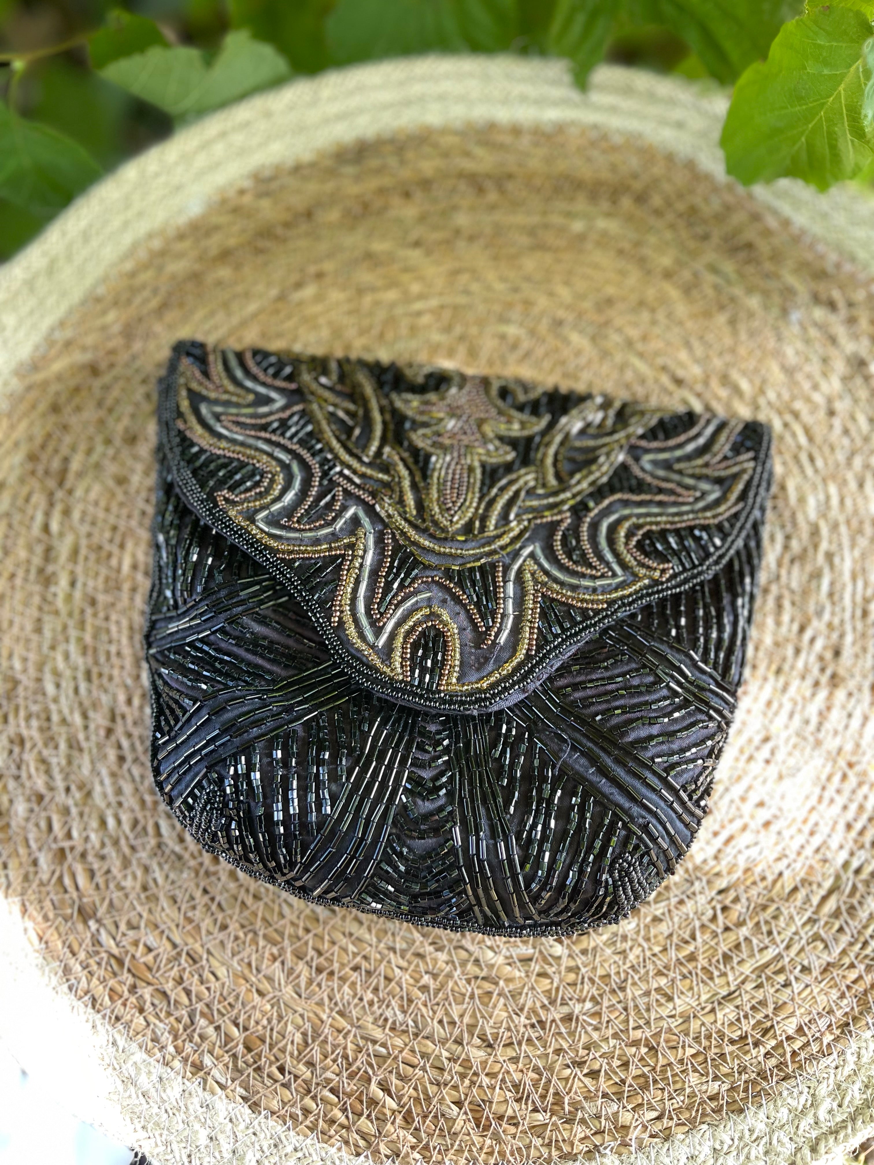Pochette brodée noire
