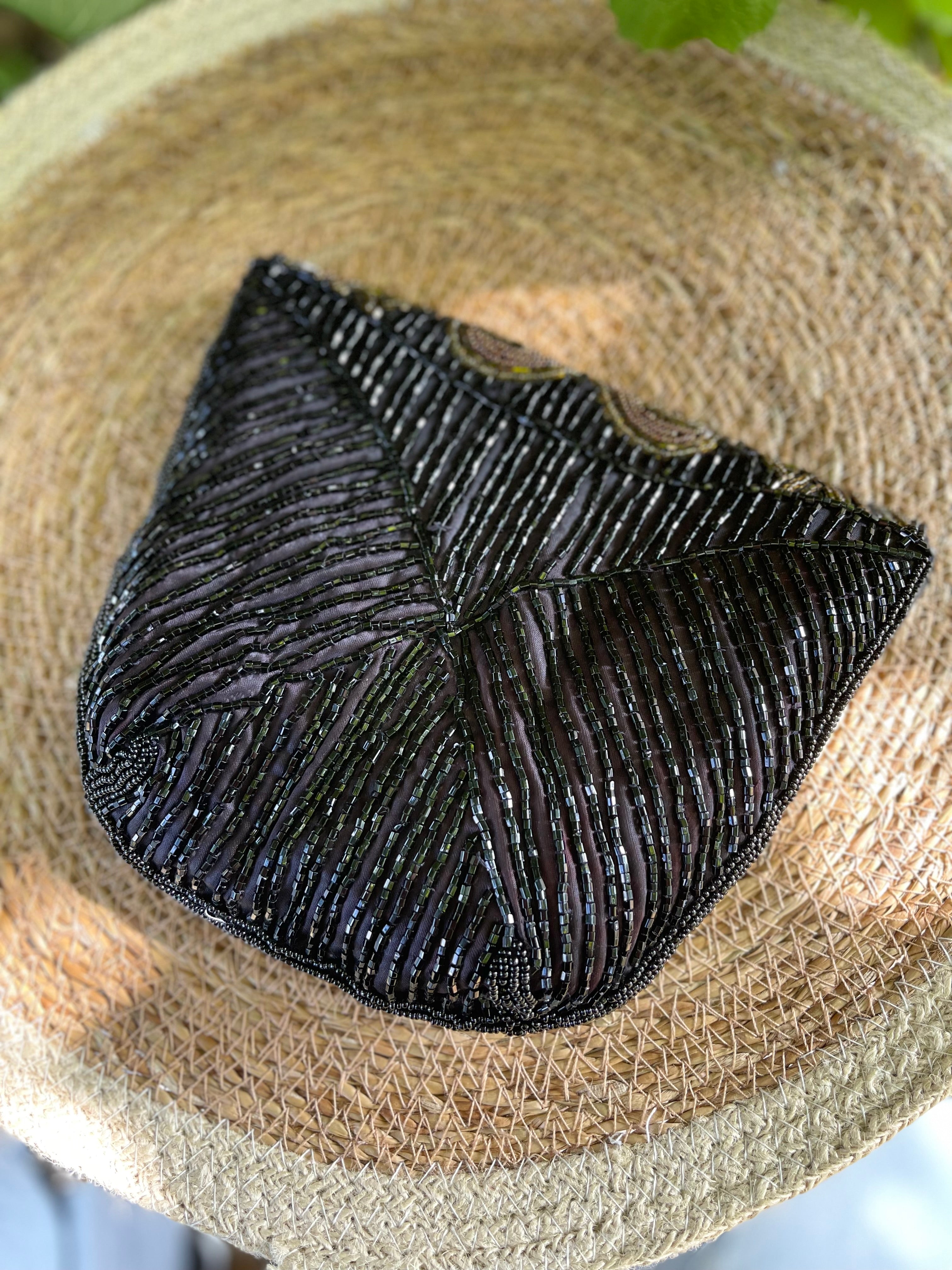 Pochette brodée noire