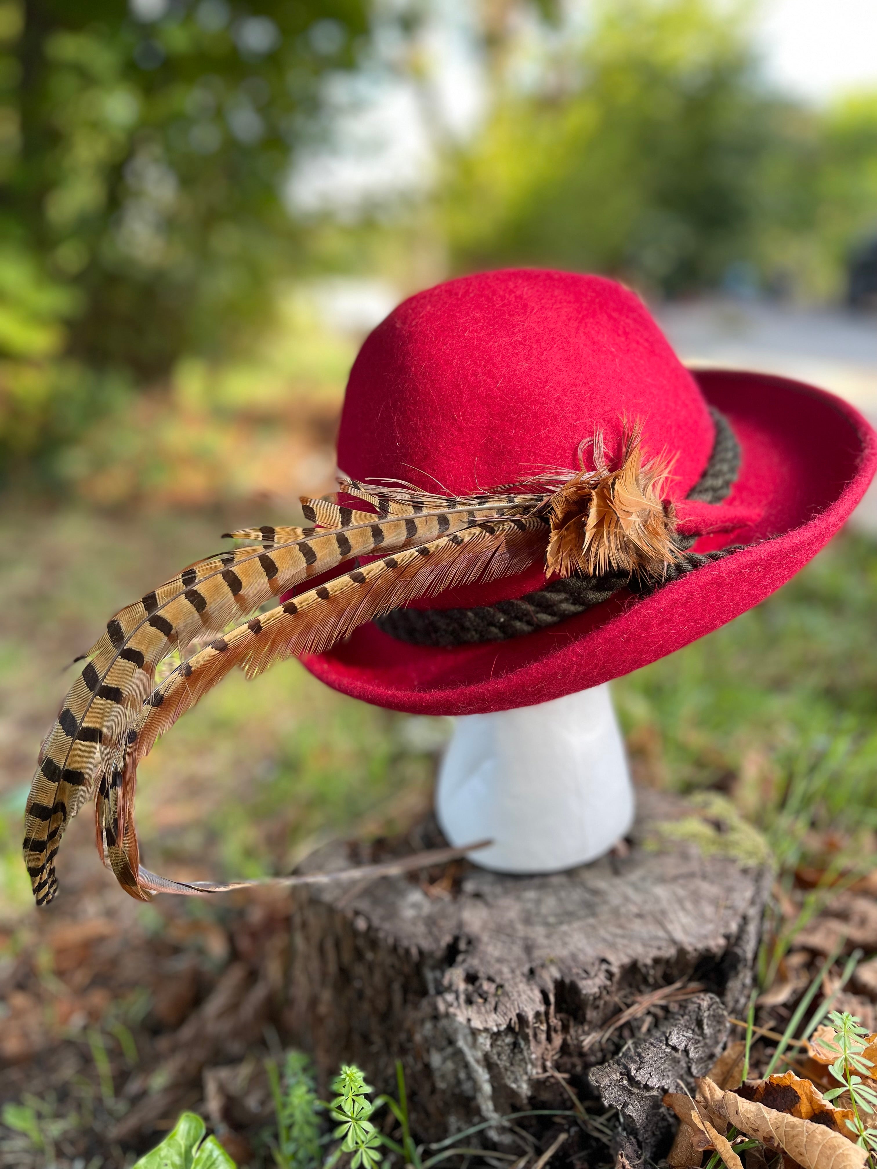 Chapeau tyrolien rouge vintage en laine feutrée