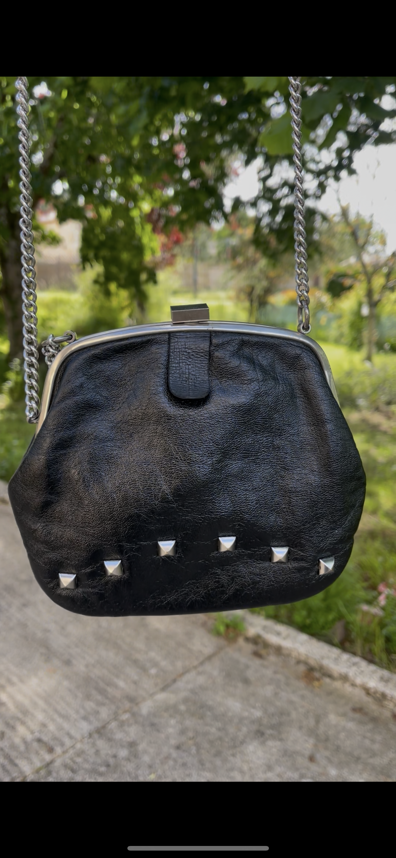Sac vintage noir à clous argentés