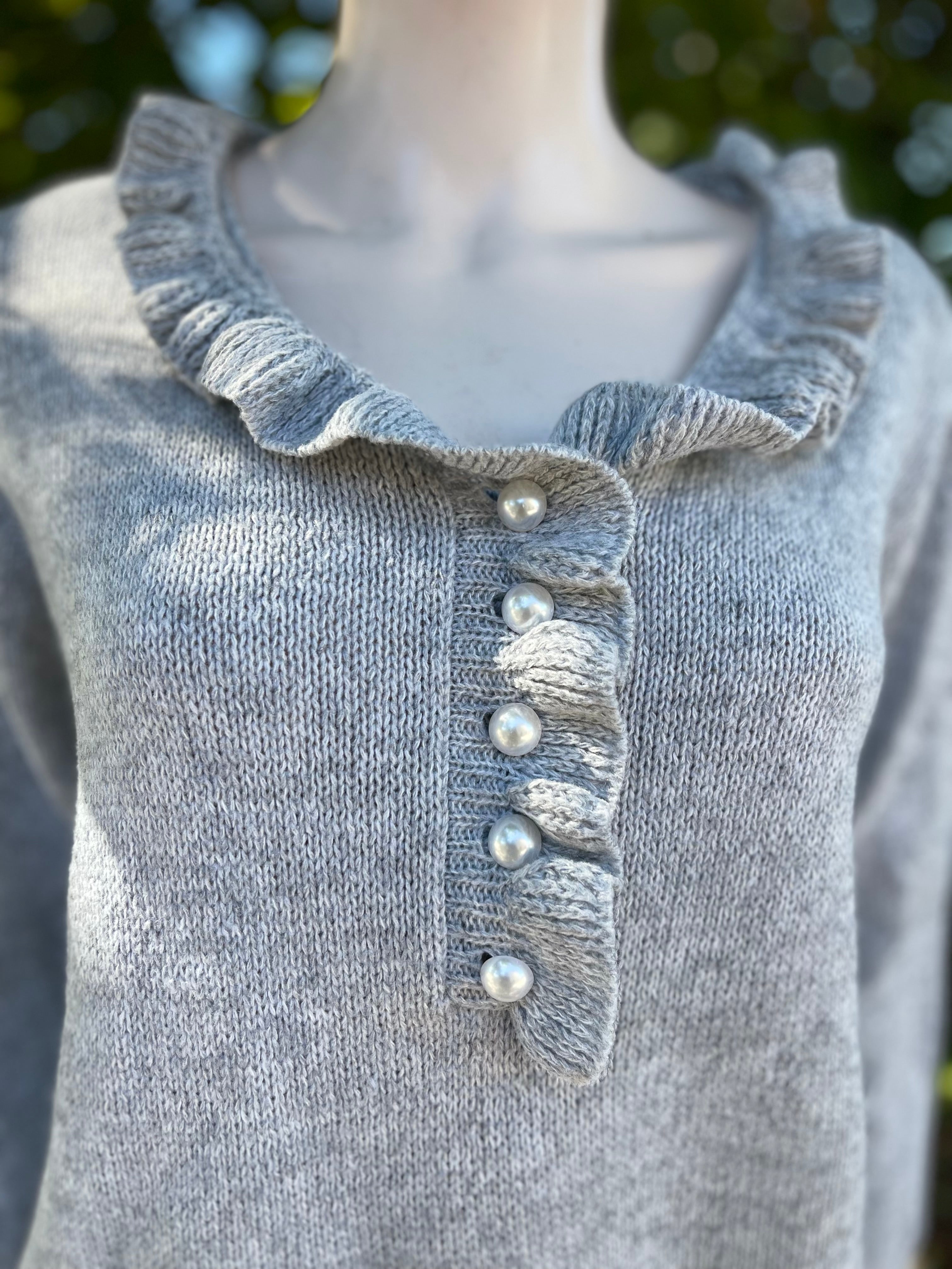 Pull gris clair à volants et boutons perles – Taille 36/38