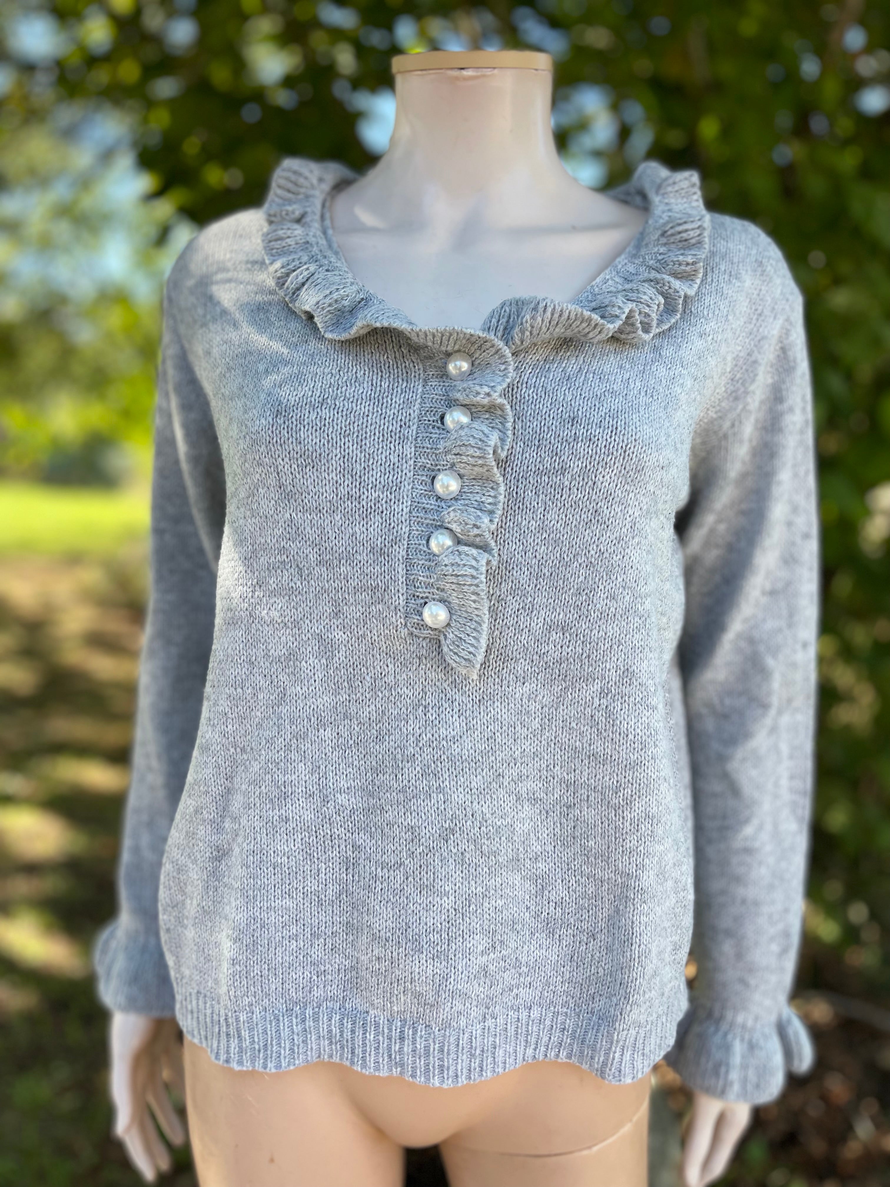 Pull gris clair à volants et boutons perles – Taille 36/38