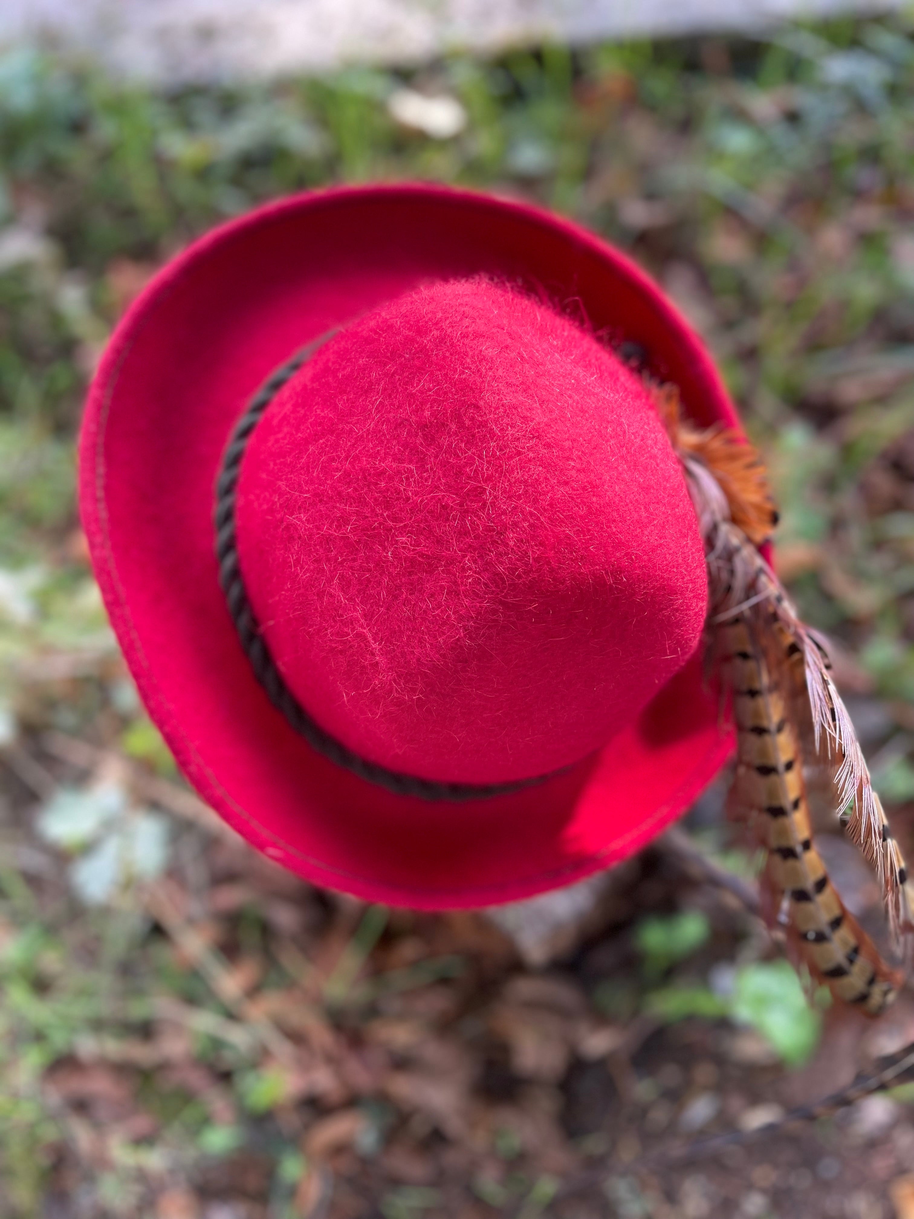 Chapeau tyrolien rouge vintage en laine feutrée
