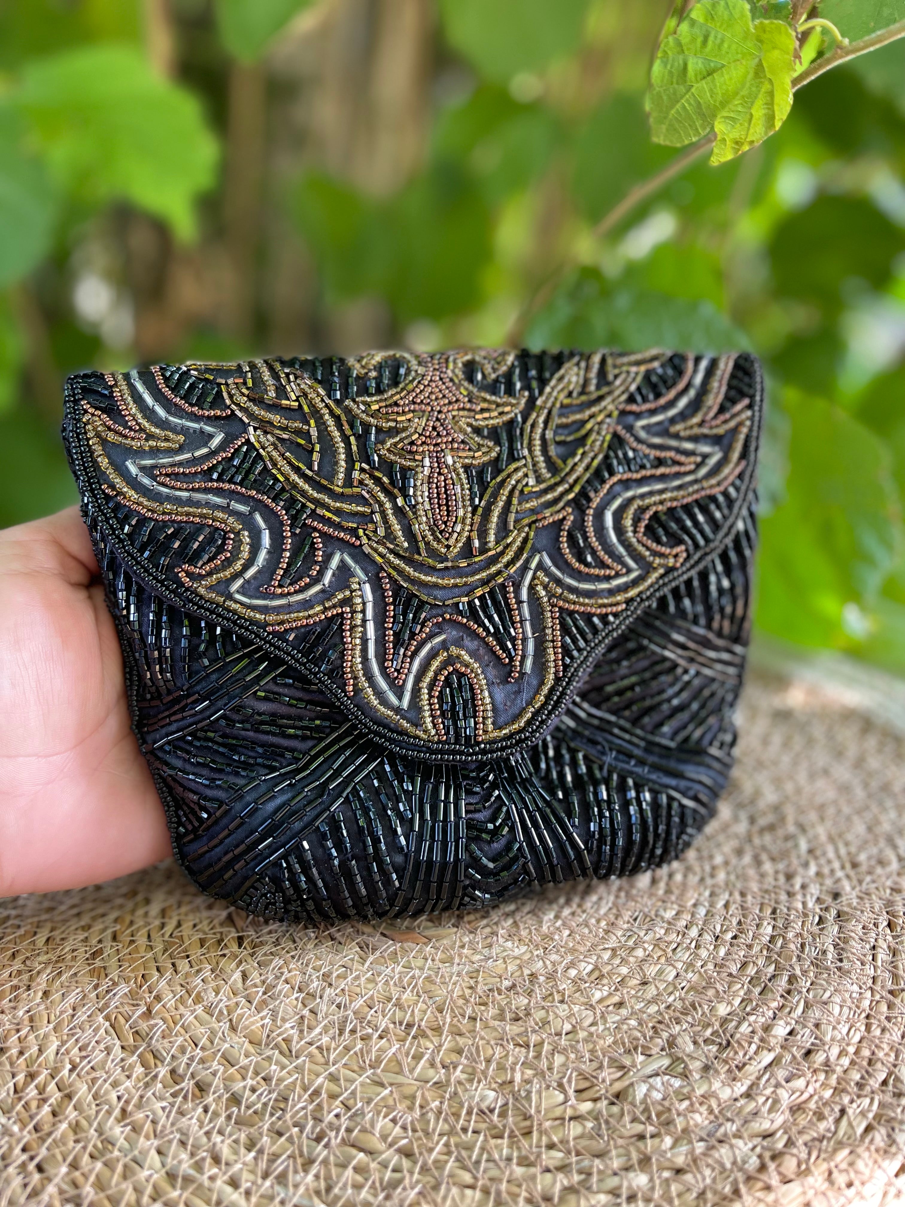 Pochette brodée noire